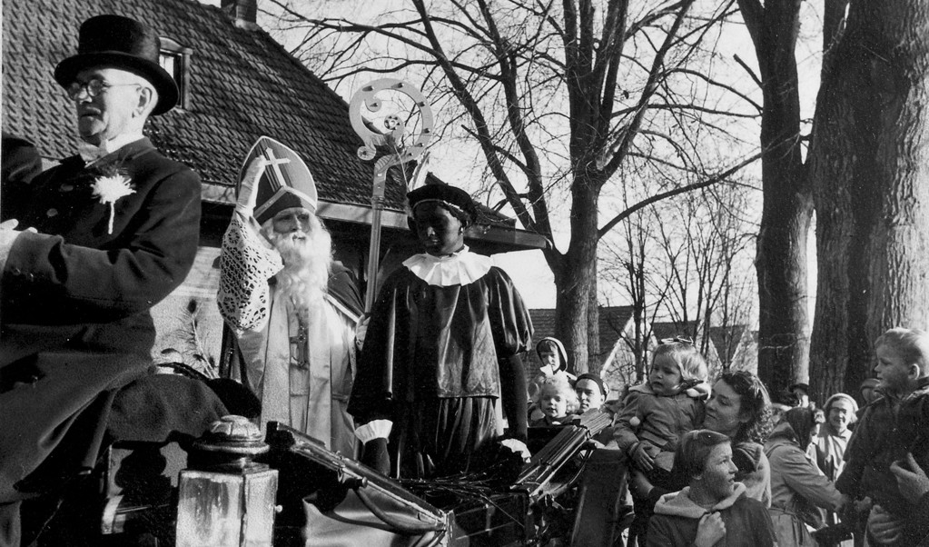 Sinterklaas komt aan bij station Bergen in 1950.