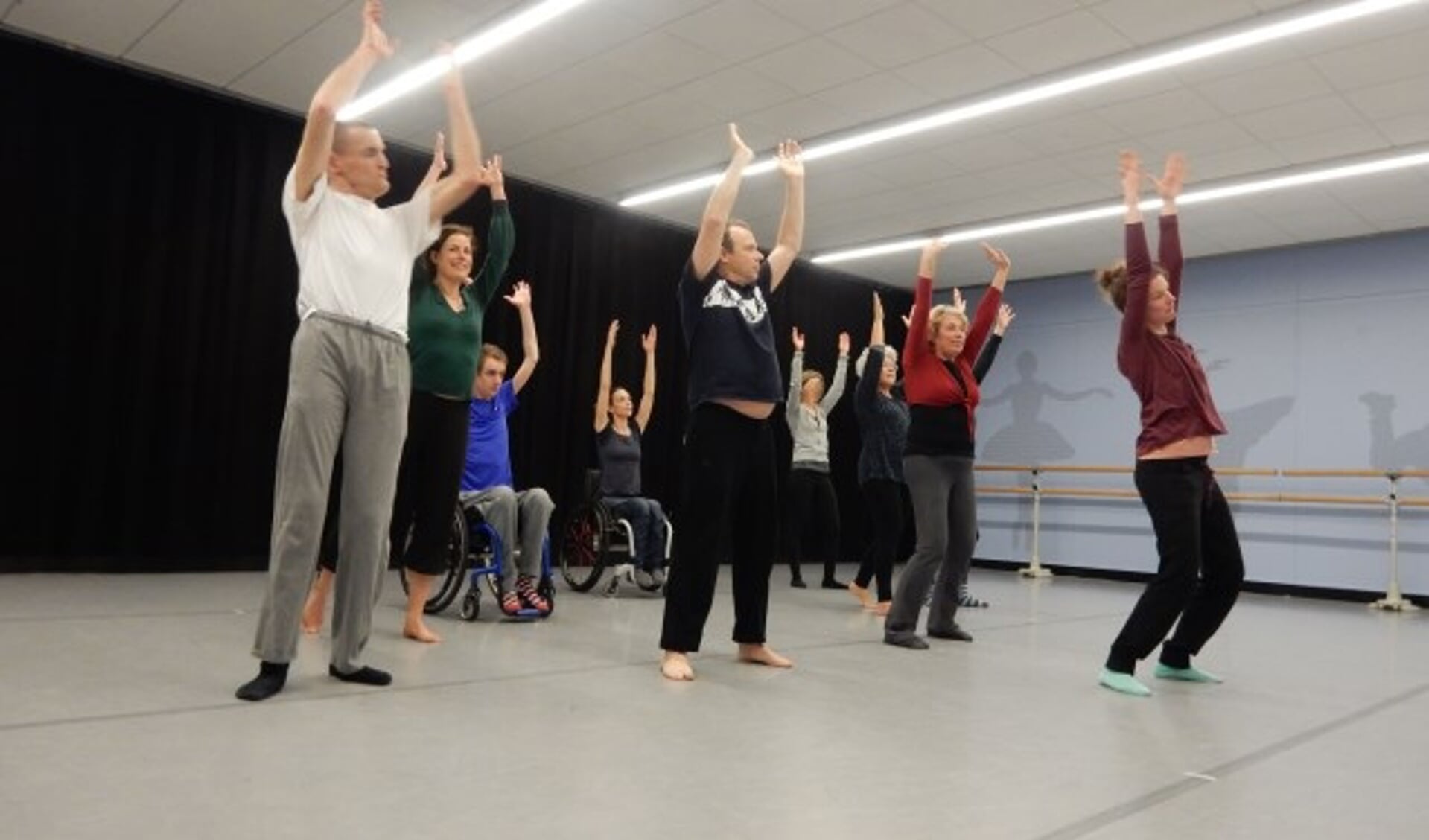 De cursus Inclusiedans van het Kunstenhuis begon zaterdag 13 januari met negen deelnemers. Op moderne muziek deden zij oefeningen onder begeleiding van dansdocente Eva Uppenkamp. FOTO: Asta Diepen Stöpler