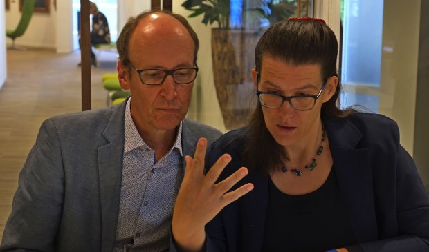 Wethouder Hoefsloot en Marja de Putter, van belangenvereniging Doof in Ede.