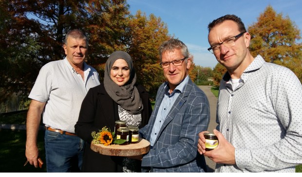 Van links naar rechts: Rien Loman (gemeente Nijkerk), wethouder Nadya Aboyaakoub, Henk Vrijhof en Henk Onderwater (SIGHT Landscaping).