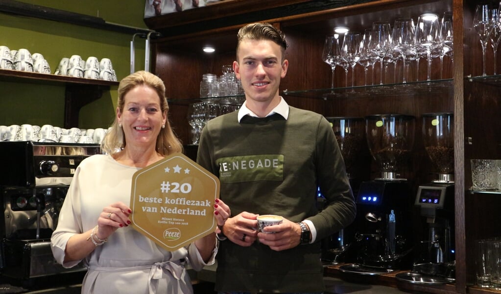 Moeder Liesbeth en zoon Thomas Schaafsma winnen 'Beste Koffie'-prijs.