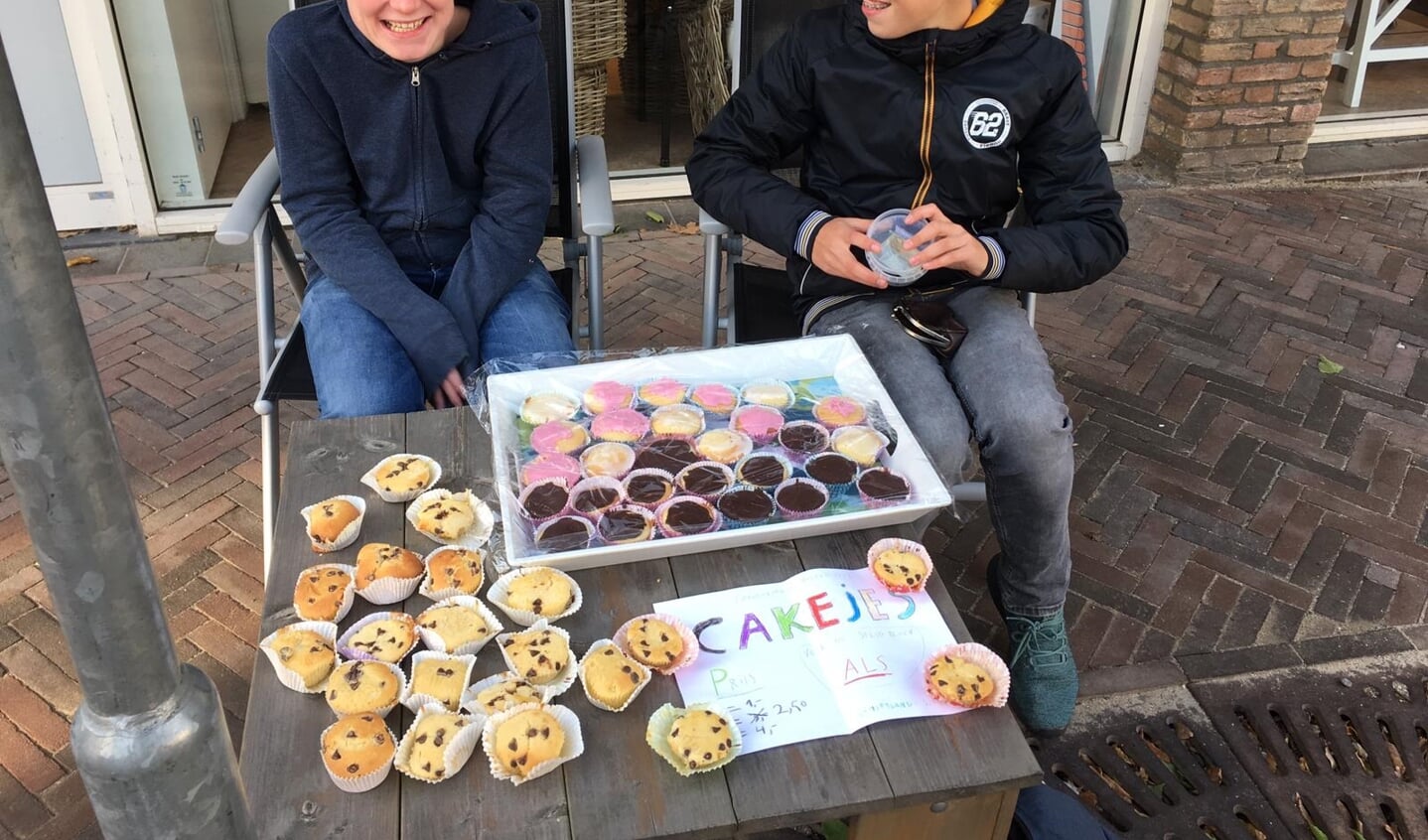 Okke Schouten en Bastiaan Vink verkopen cupcakes.