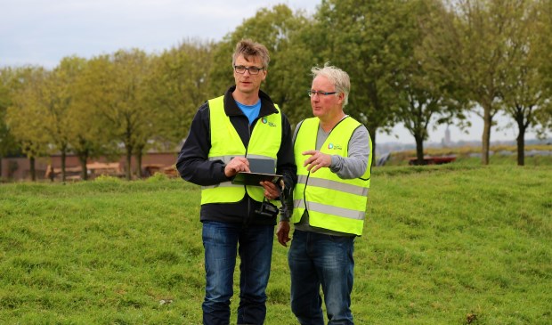 Heemraad Dirk-Siert Schoonman (links) inspecteert met een medewerker van het waterschap de sloten van onderhoudsplichtigen.