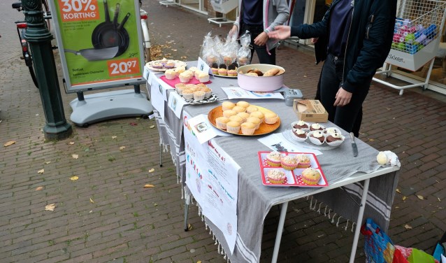 Straatverkoop van lekkernijen door tweedeklassers van het Griftland College.