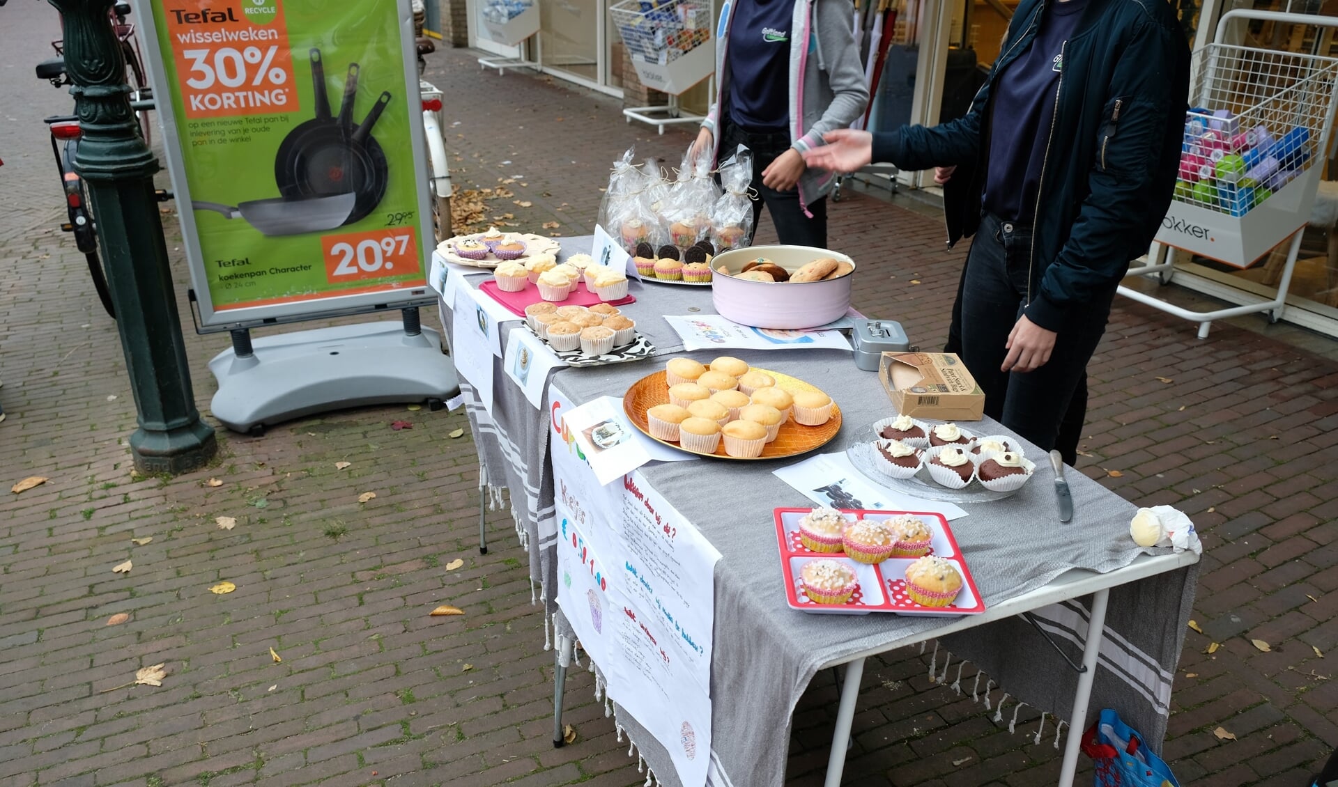 Straatverkoop van lekkernijen door tweedeklassers van het Griftland College.