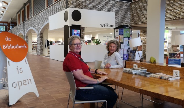 Mieke Kuijper (l) en Liesbeth Faber (r) aan tafel in Allemanswaard.