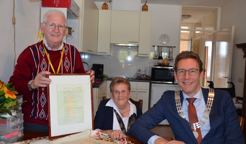 Piet en Annie Tool krijgen het 'boterbriefje' van burgemeester Tjapko Poppens