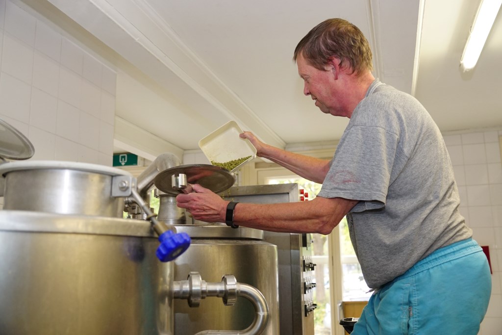Brouwer van het Schansbier, Erik van Dordrecht, aan het werk.
