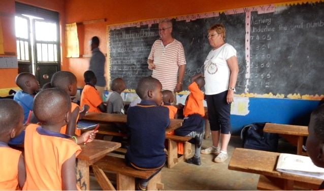 Pieter en Marga Streefkerk voor de klas in de Lwerudeso school in Lwengo, Uganda.