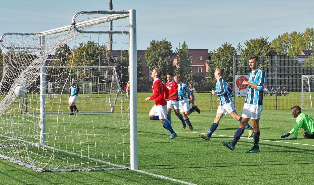 Sv Hoofddorp komt via Mitch Meulenbroek op 5-0 tegen Hoofddorpse buurman UNO.