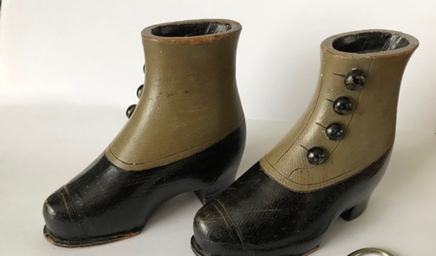 De schoentjes uit de Eerste Wereldoorlog zijn in uitzonderlijk goede staat. Ervoor ligt het gereedschap dat belangrijk was bij het maken ervan.