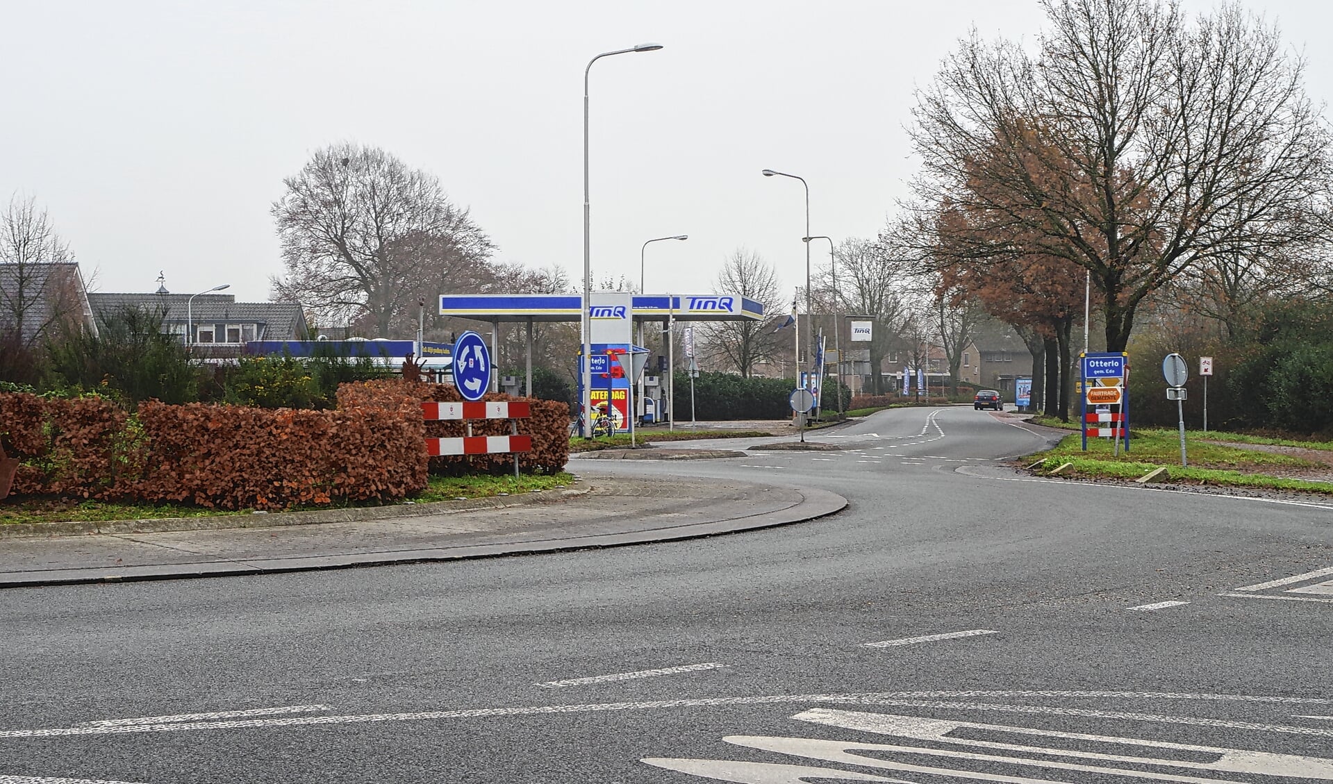 De entree van Otterlo bij de rotonde op de Apeldoornseweg. Rechts bij het tankstation de weg door Otterlo richting Schaarsbergen/Arnhem. 
