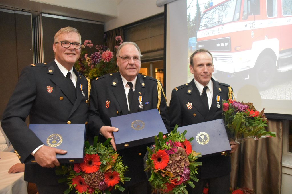 De koninklijk onderscheiden brandweerlieden, van links naar rechts Lex Kampen van korps Soest en Adrie Ket en Rolf van Dee van korps Soesterberg.