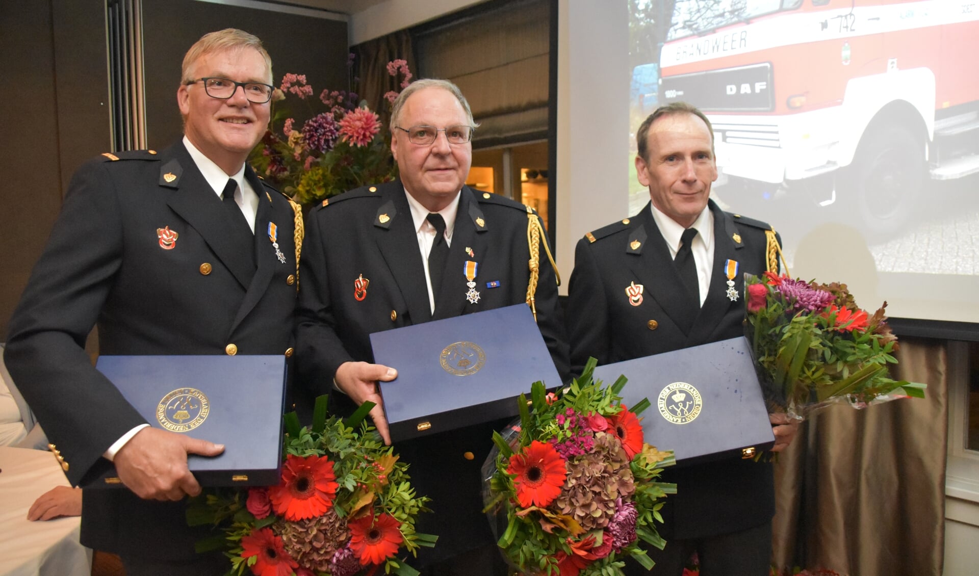 De koninklijk onderscheiden brandweerlieden, van links naar rechts Lex Kampen van korps Soest en Adrie Ket en Rolf van Dee van korps Soesterberg.