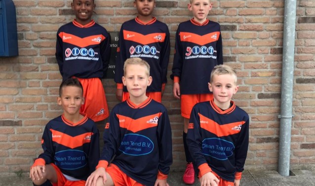 Achterste rij (v.l.n.r.): Jayden, Jaydion, Tom. Voorste rij (v.l.n.r.): Jason, Bobby, Nikola (Cino ontbreekt).