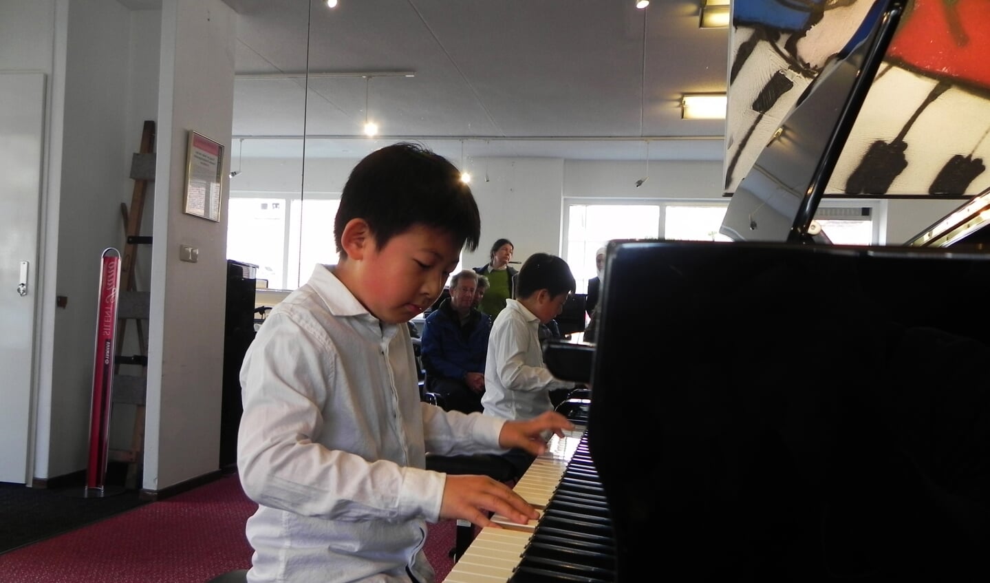 Piano talent Peng Ye bracht 3 moeilijke stukken. 