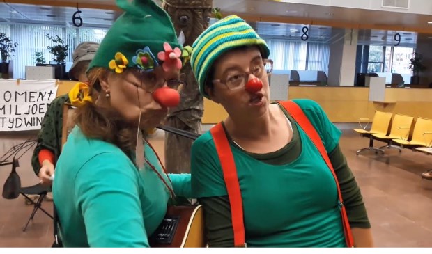 Groene Clowns in het stadhuis, in actie tegen de rondweg.
