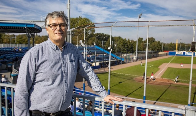 Jan Berkhout tijdens een honkbal wedstrijd in het Pim Mulierstadion in Haarlem