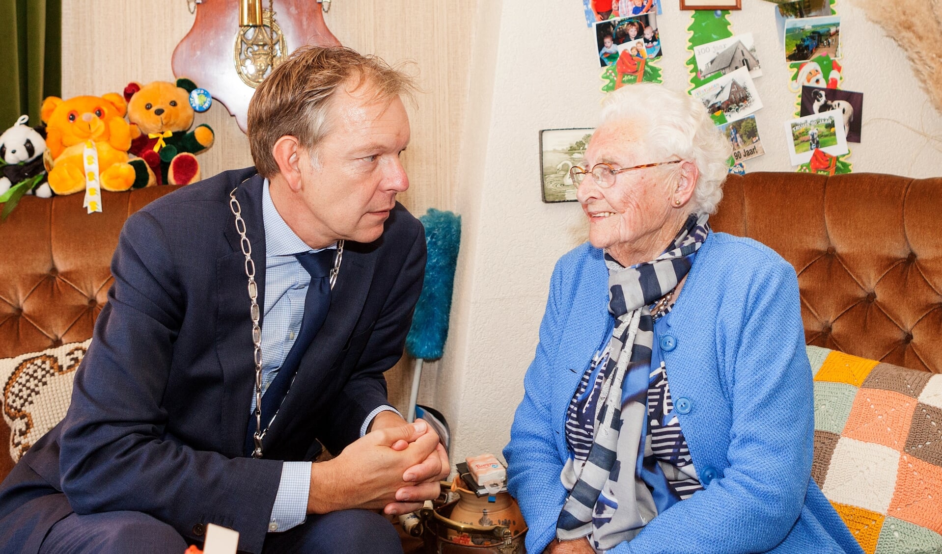 De Baarnse burgemeester Mark Röell is inmiddels een vaste gast op de verjaardag van Jaan Hartog.