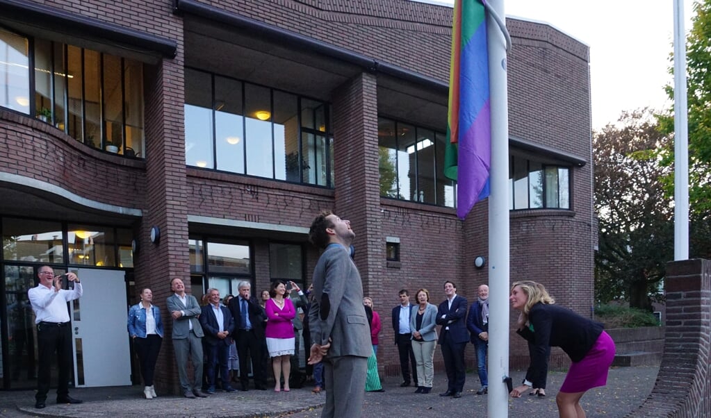 Het hijsen van de regenboogvlag voorafgaand aan de ontbijtsessie.