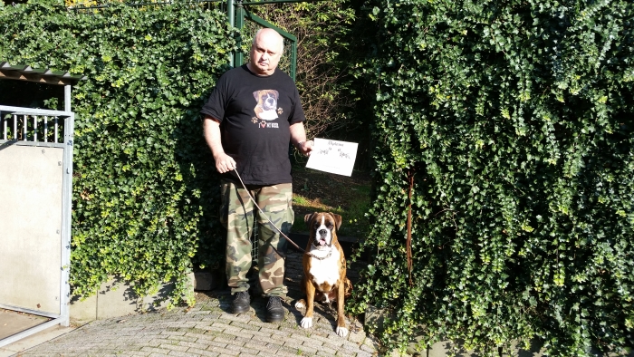 Henry Beuks met boxer "Urban" met 1 van zijn vele diploma's