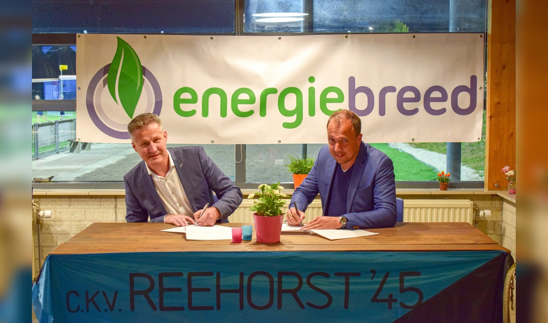 De sponsorovereenkomst tussen Energiebreed en CKV Reehorst wordt ondertekend. 
