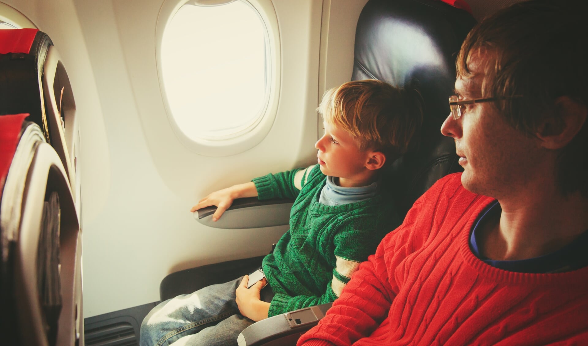 Vader met zoon in vliegtuig