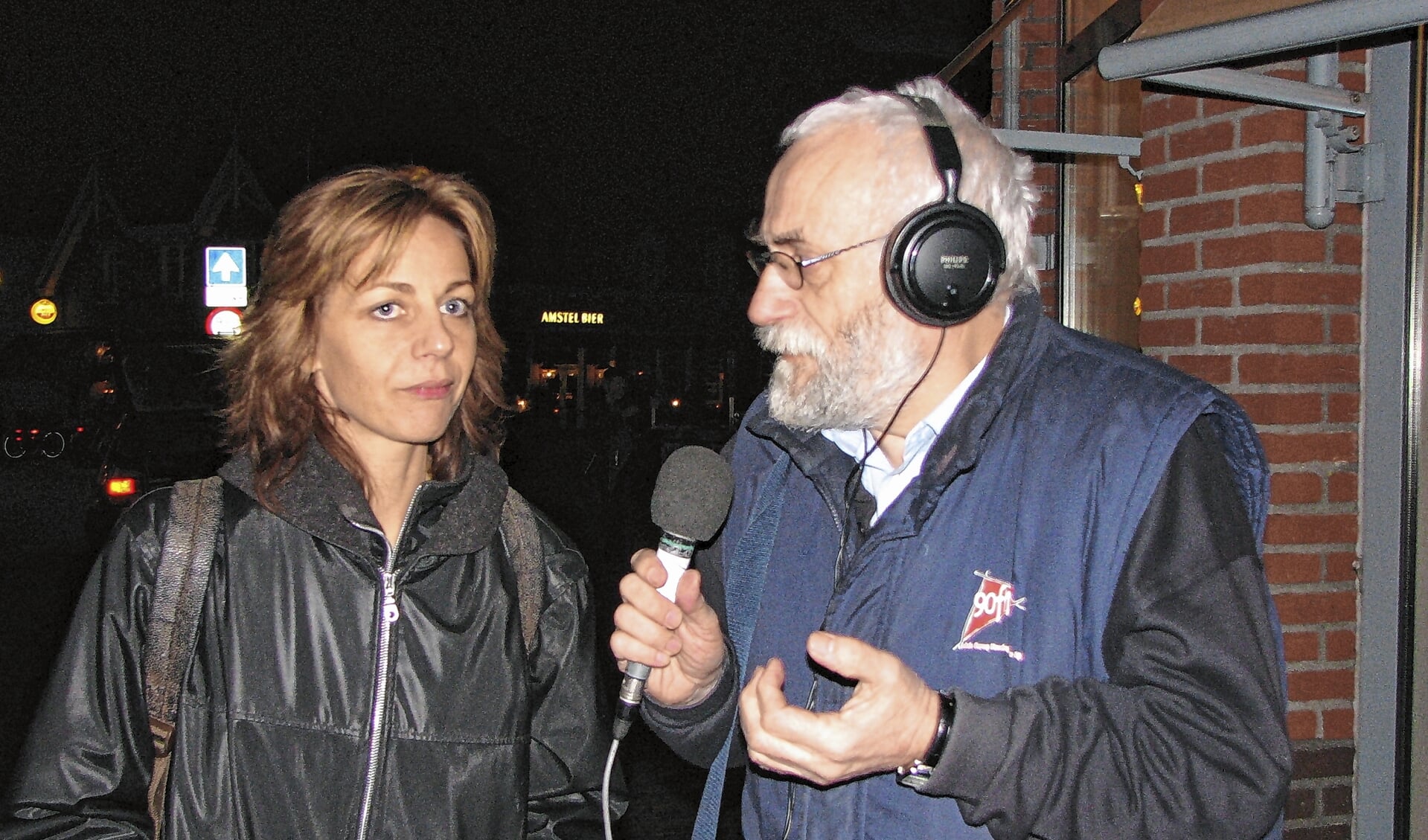 Evert Wybenga tijdens een radio-interview met oud-politicus Agnes Kant. 