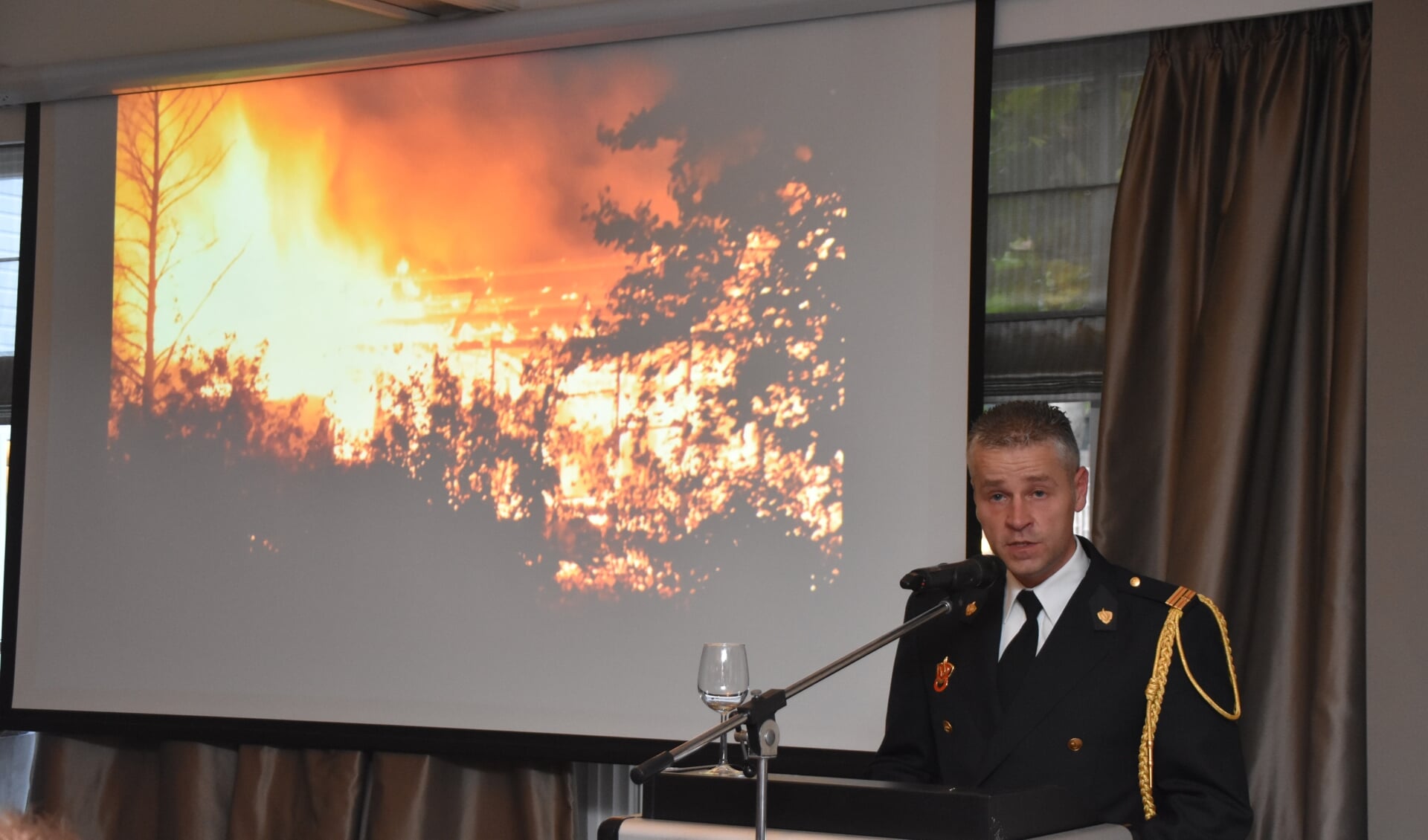 Brandweercommandant Martijn Steman van post Soesterberg tijdens zijn toespraak.