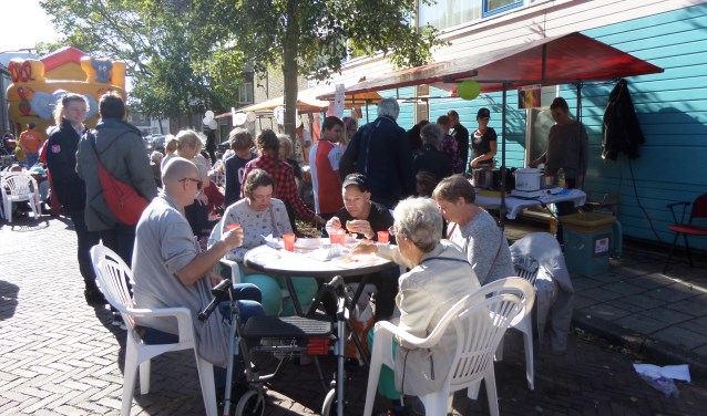 Tijdens de Wereldkeuken Bij Bosshardt was het smikkelen en smullen geblazen op het gezellige terras in de Bandoengstraat.