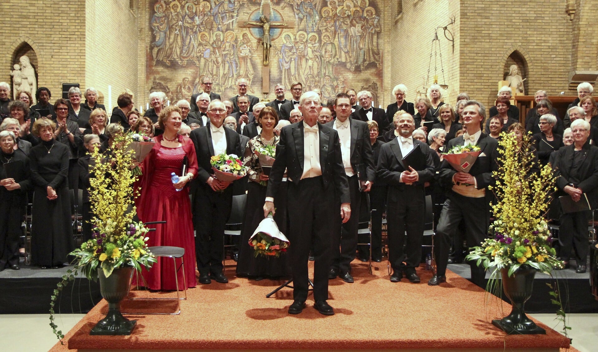 Thijs Kramer als trotse dirigent tijdens een Kerstconcert. (archieffoto)