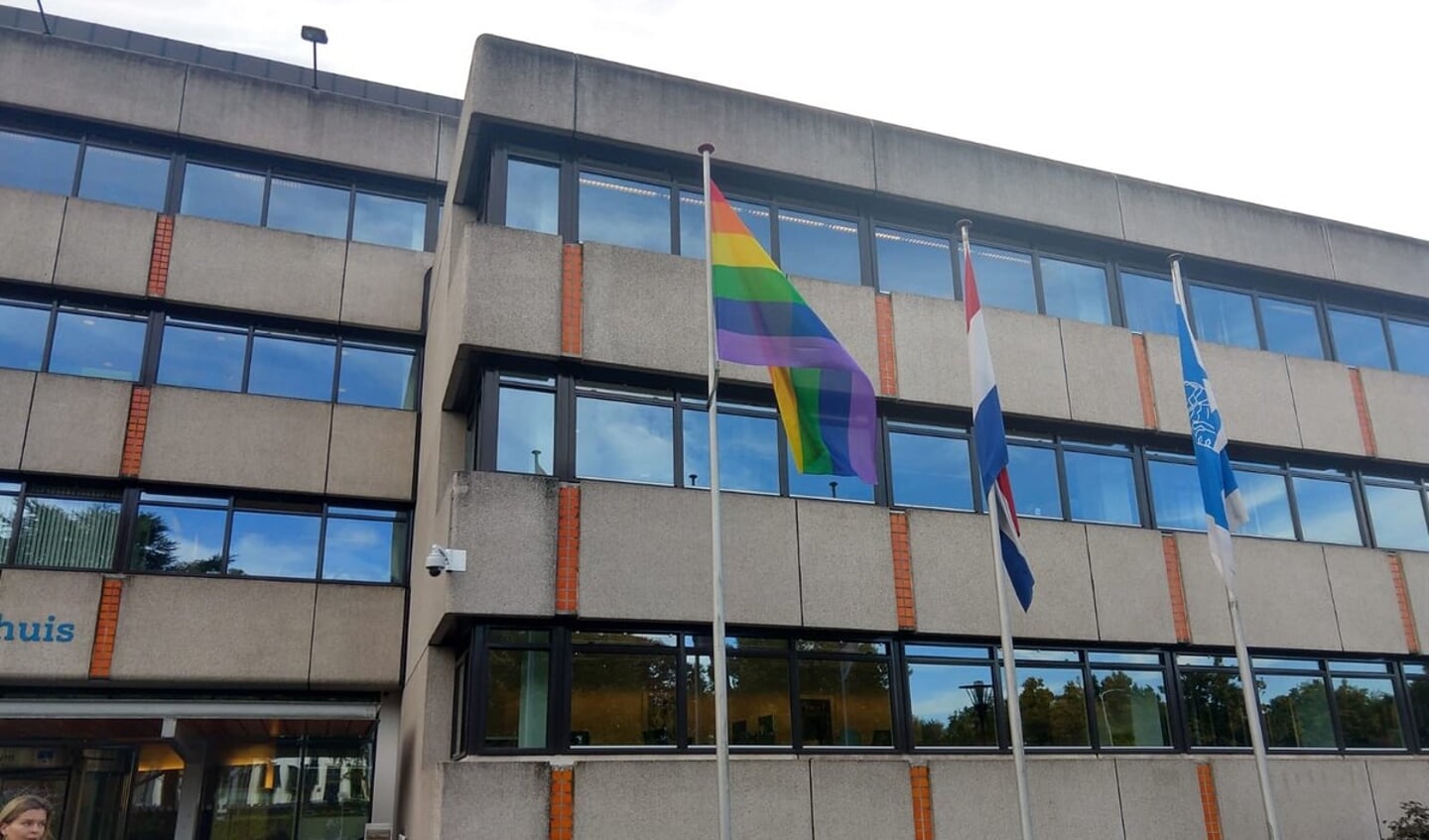 Sinds 2018 hangt Ede de regenboogvlag uit op Coming Out Dag.  