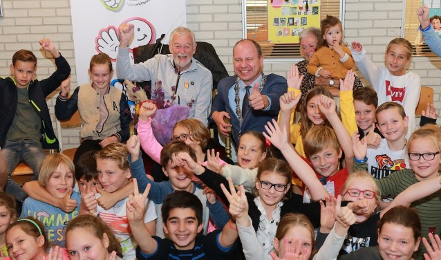 Ed Freijer, loco Diepstraten en natuurlijk kinderen van 'zijn' Franciscusschool.