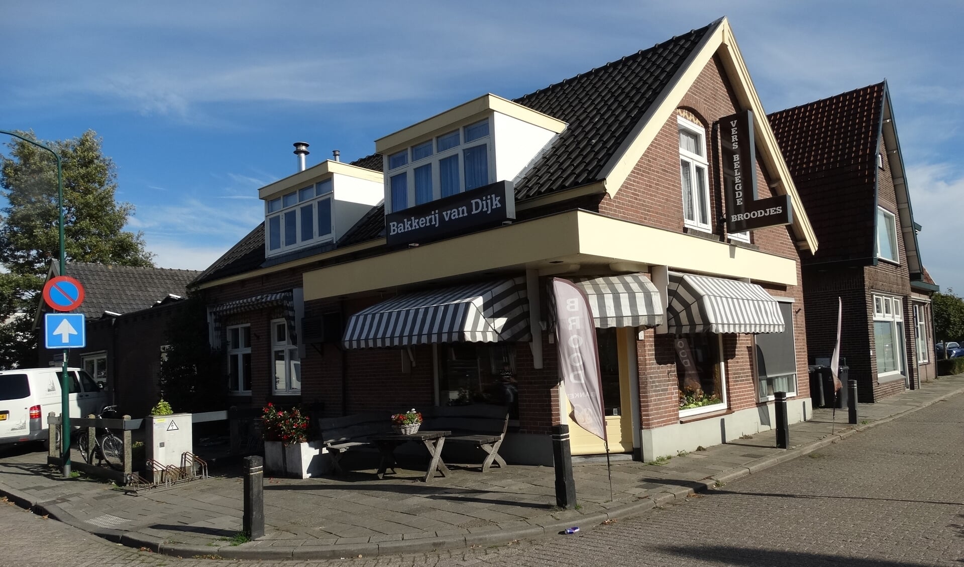 Bakkerij Martien van Dijk op de hoek van de Stationsweg en de Rijnzichtlaan