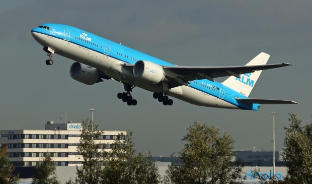 <p>Een Boeing 777 van de KLM stijgt op van Schiphol.</p>