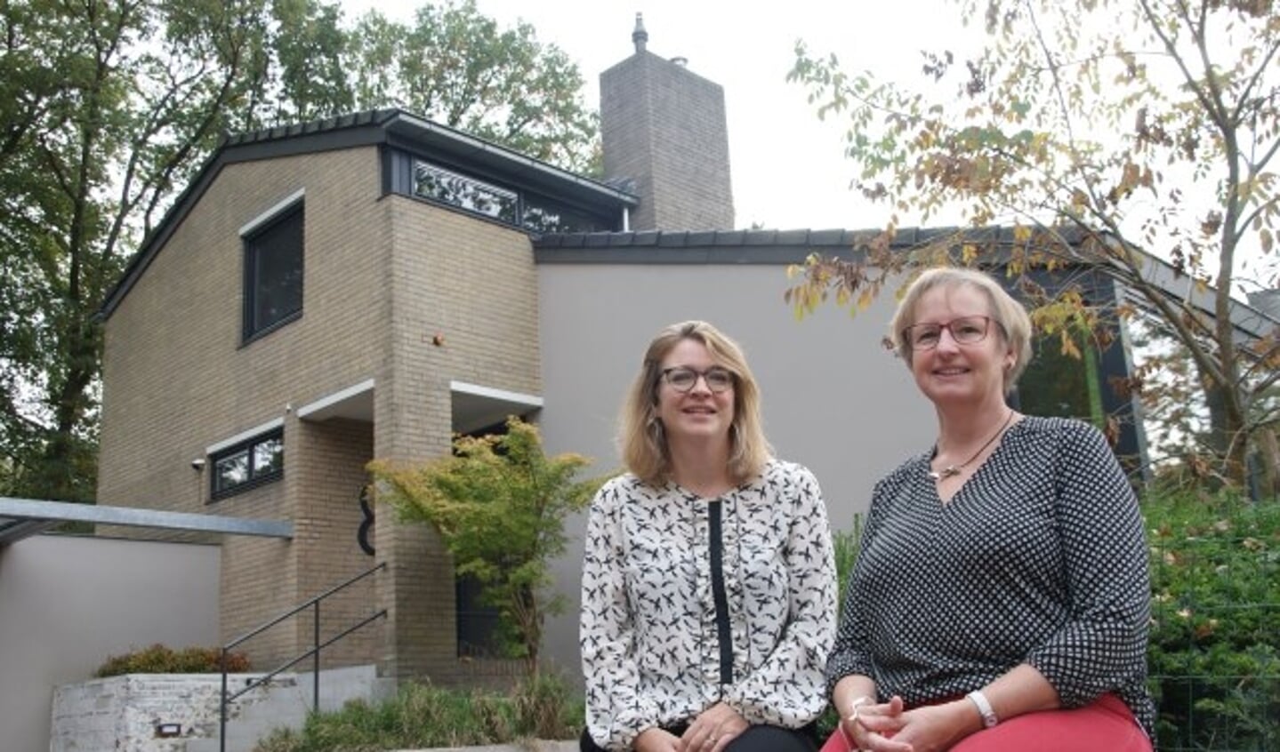 Wethouder Anne Janssen (links) is blij dat Nora van den Broek haar huis openstelt tijdens de Duurzame Huizenroute. 