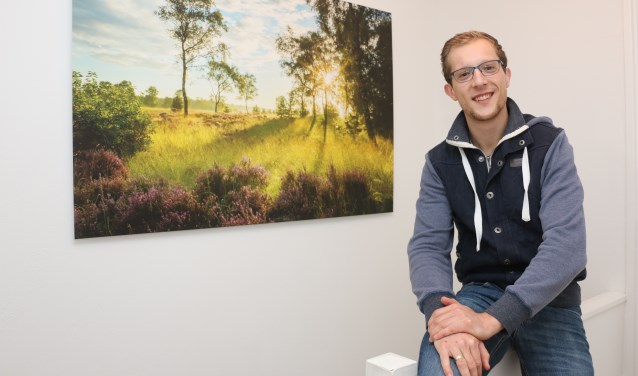 Jacob-Carl Pauw, thuis bij een eigen foto, gemaakt in de omgeving van Stroe. ,,Ik houd van symboliek, maar niet van vergeestelijken. Ik zie daar alleen de schoonheid van het landschap."