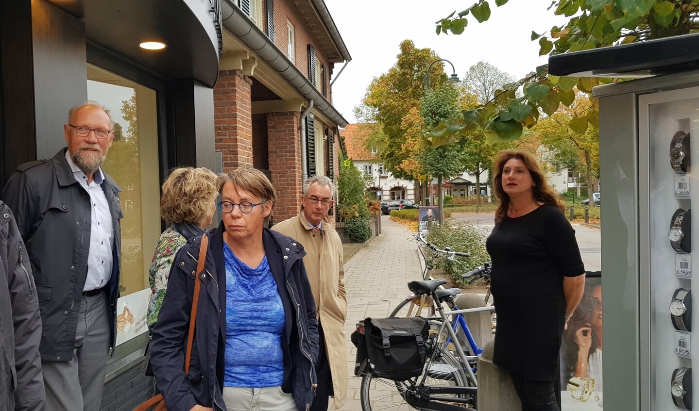 Bij juwelier/horlogerie Ter Maaten werd samen met Anja ter Maaten tevergeefs gezocht naar een goede plek voor het parkeren van fietsen.