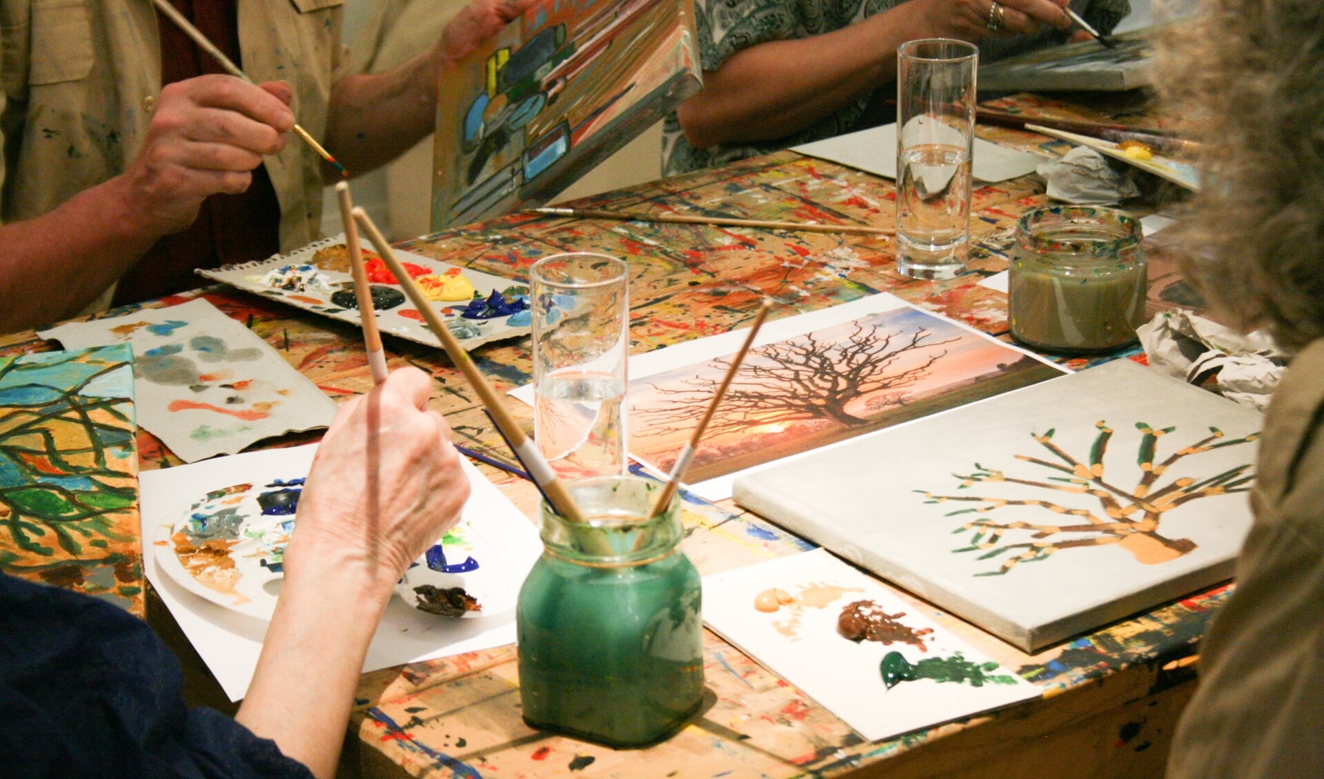 Tijdens workshop 'Parijs' gaan deelnemers een geabstraheerd schilderij maken. 
