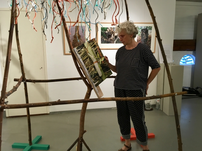 Agnes de Kok, bij haar kunstwerk.