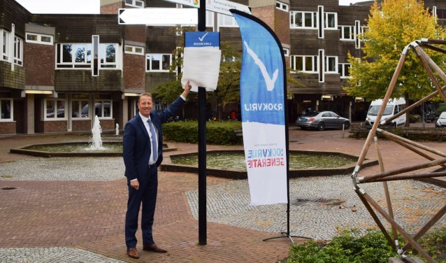 Wethouder Frank Berkhout onthult het bord met de aanduiding ´Rookvrije zone´ op het plein voor het raadhuis.