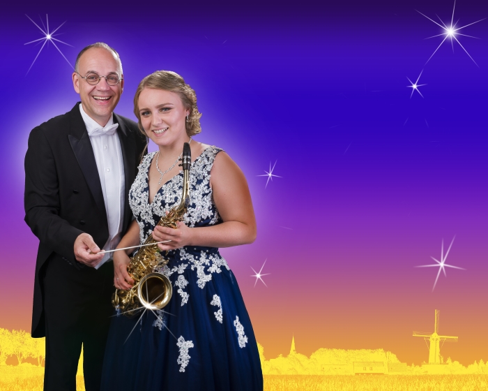 Dirigent Leon Vliex met één van zijn muzikanten.