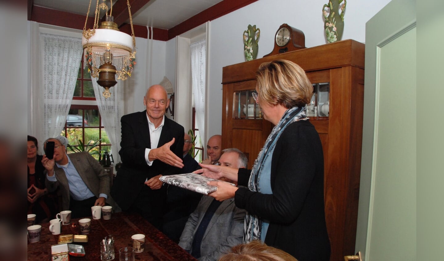 Burgemeester Petra Doornenbal ontvangt twee boeken uit handen van Ari Doeser.