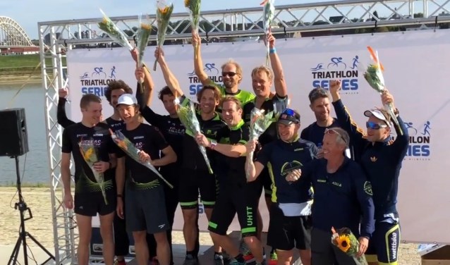 Het team van Utrechtse Heuvelrug Triathlon (midden) viert de superpromotie.
