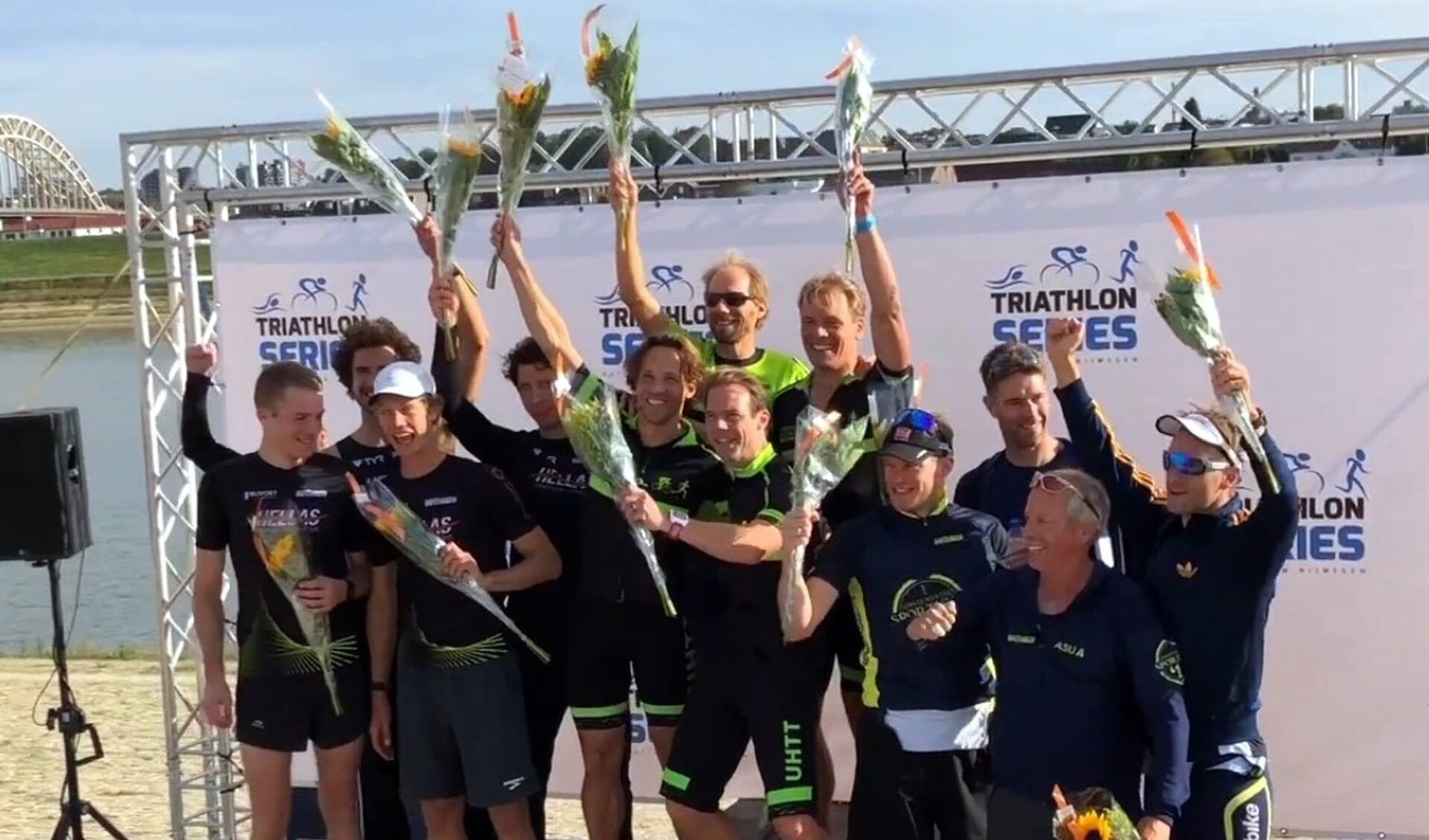 Het team van Utrechtse Heuvelrug Triathlon (midden) viert de superpromotie.