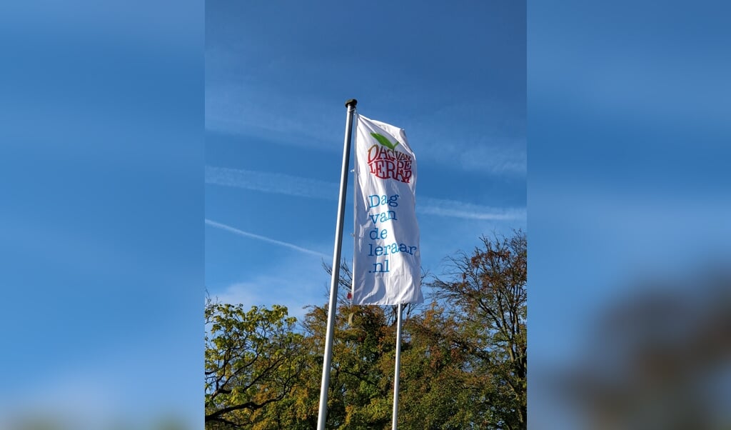 Bij de Waldheim-mavo wapperde de speciale feestvlag voor Dag van de Leraar.