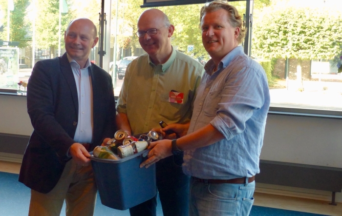 wethouder Rog Jorg en Peter Haring, voorzitter Heuvelrug Energie, aanvaarden de plastic bucket challenge uit handen van Erwin Hollestelle