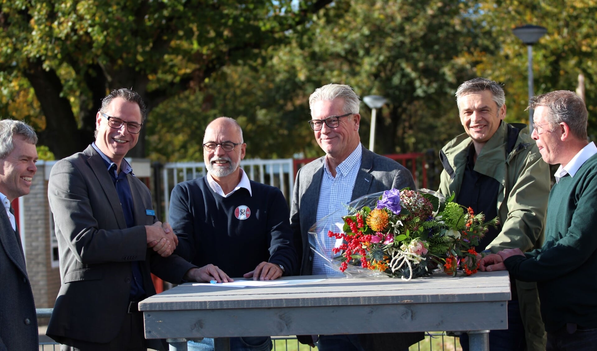 Voorzitter VVH en bedrijfsleider Albert Heijn Hoogland feliciteren elkaar na de contract ondertekening