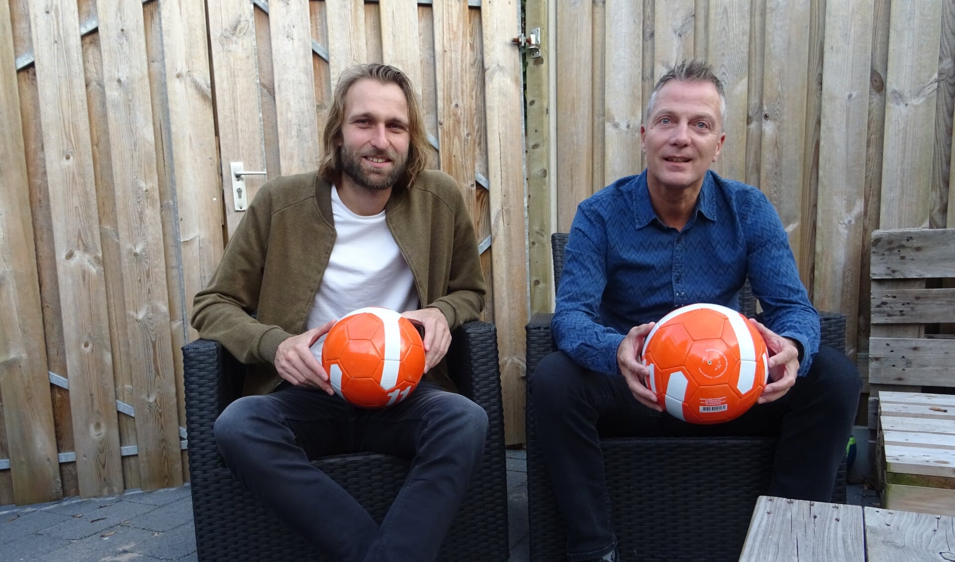 Remco Kock (links) schreef het boek O-o-o-Oranje, waarin Martin Laamers (ex-voetballer FC Wageningen en Vitesse) openhartig vertelt over zijn spraakgebrek. 