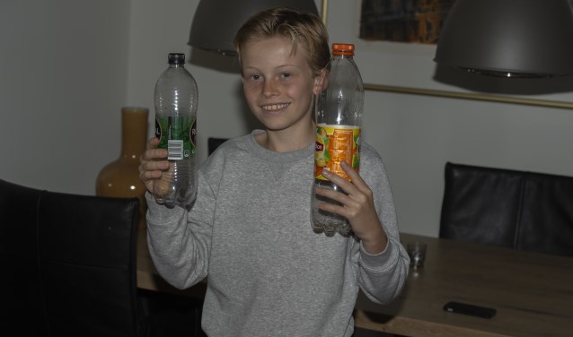 Beer met de eerste lege statiegeldflessen voor het goede doel